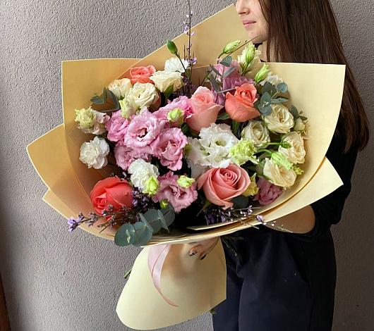 Букет цветов из: Розы, Лизиантусы и Гвоздики в Кулаково